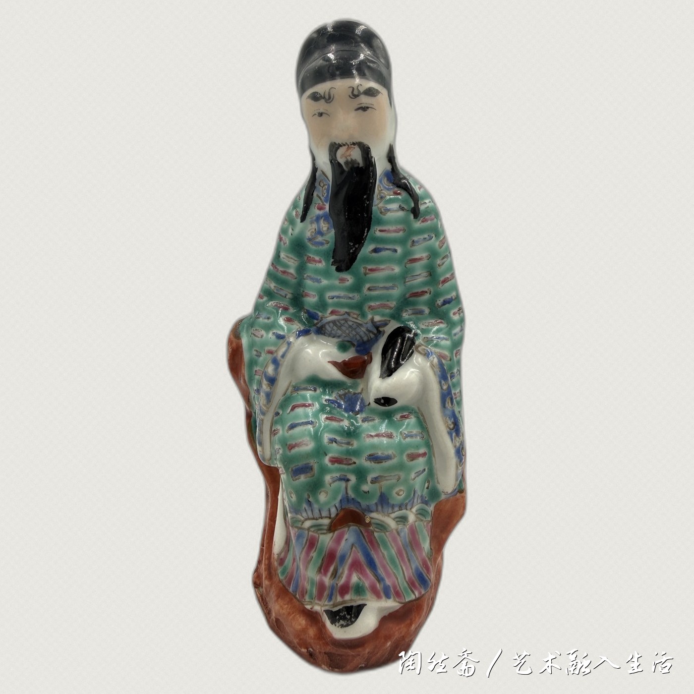 曹国舅造像正面全身,黑纱帽、捧笏、绿袍点纹、岩座