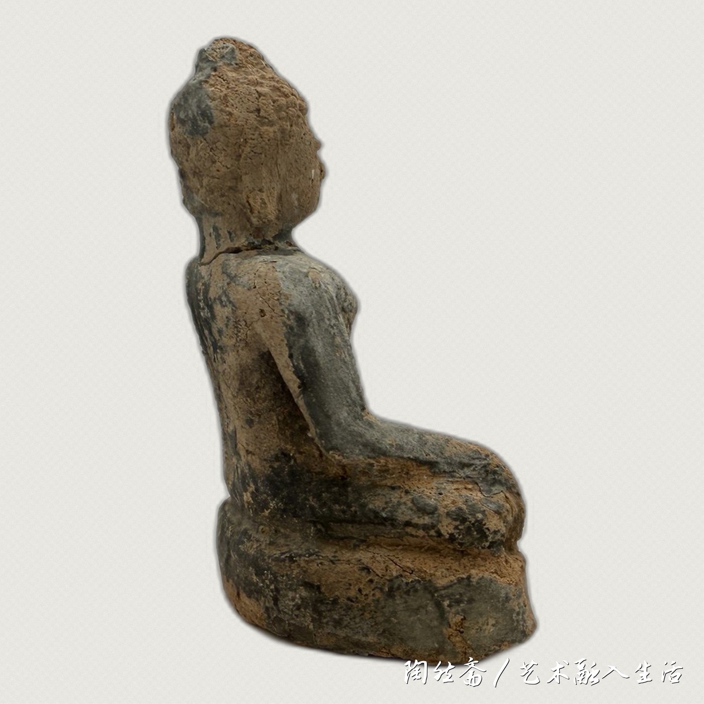 佛坐像背面,陶胎斑驳