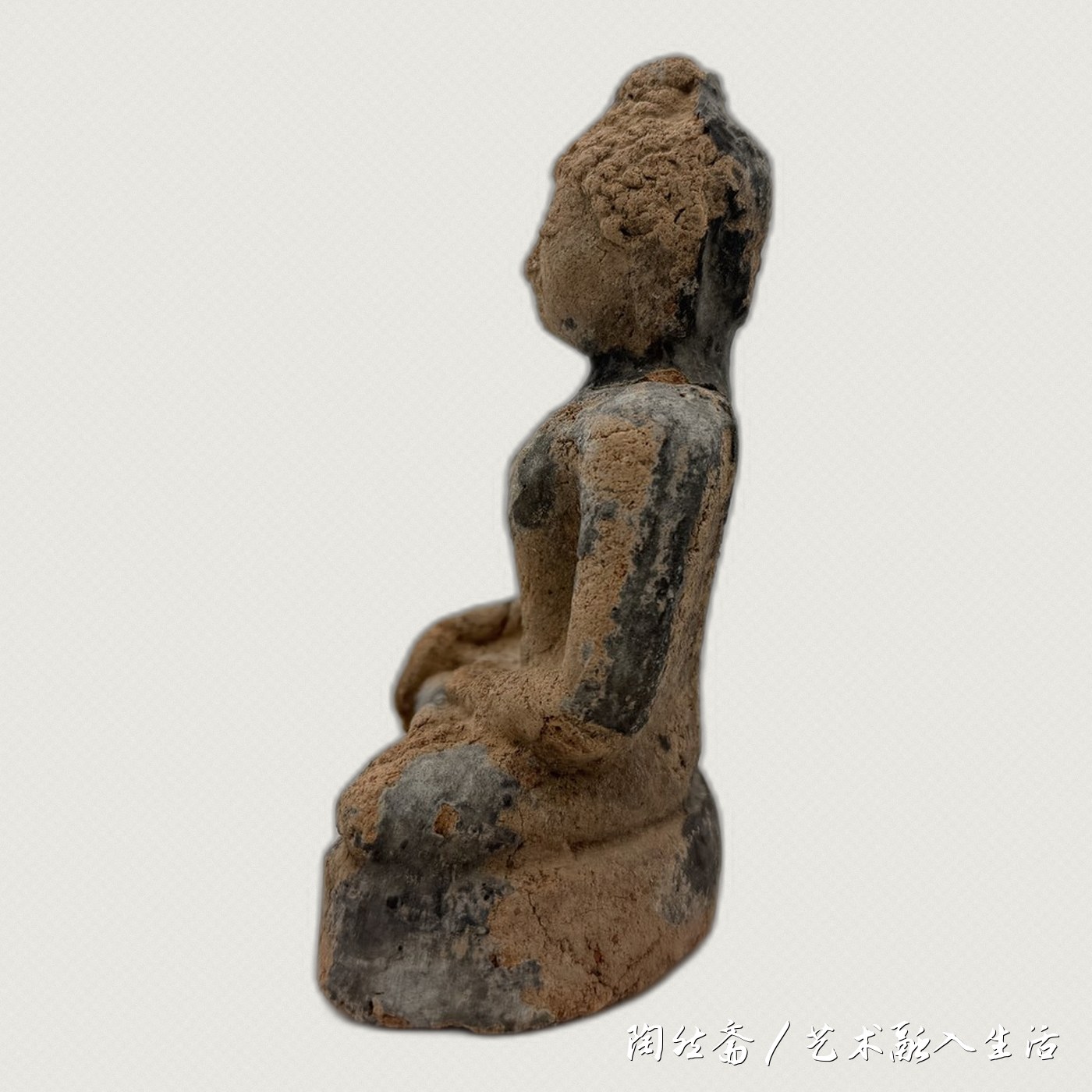 佛坐像侧面,身形轮廓