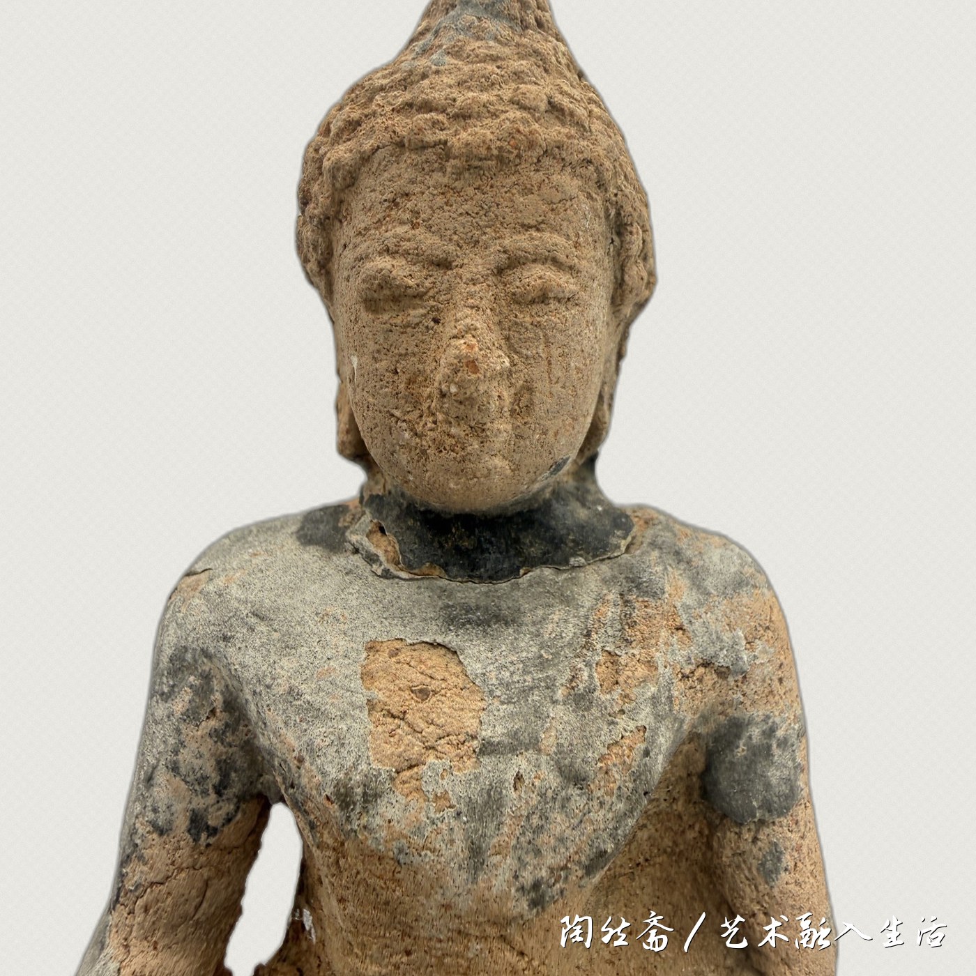 佛坐像上身局部,面相与陶胎表面