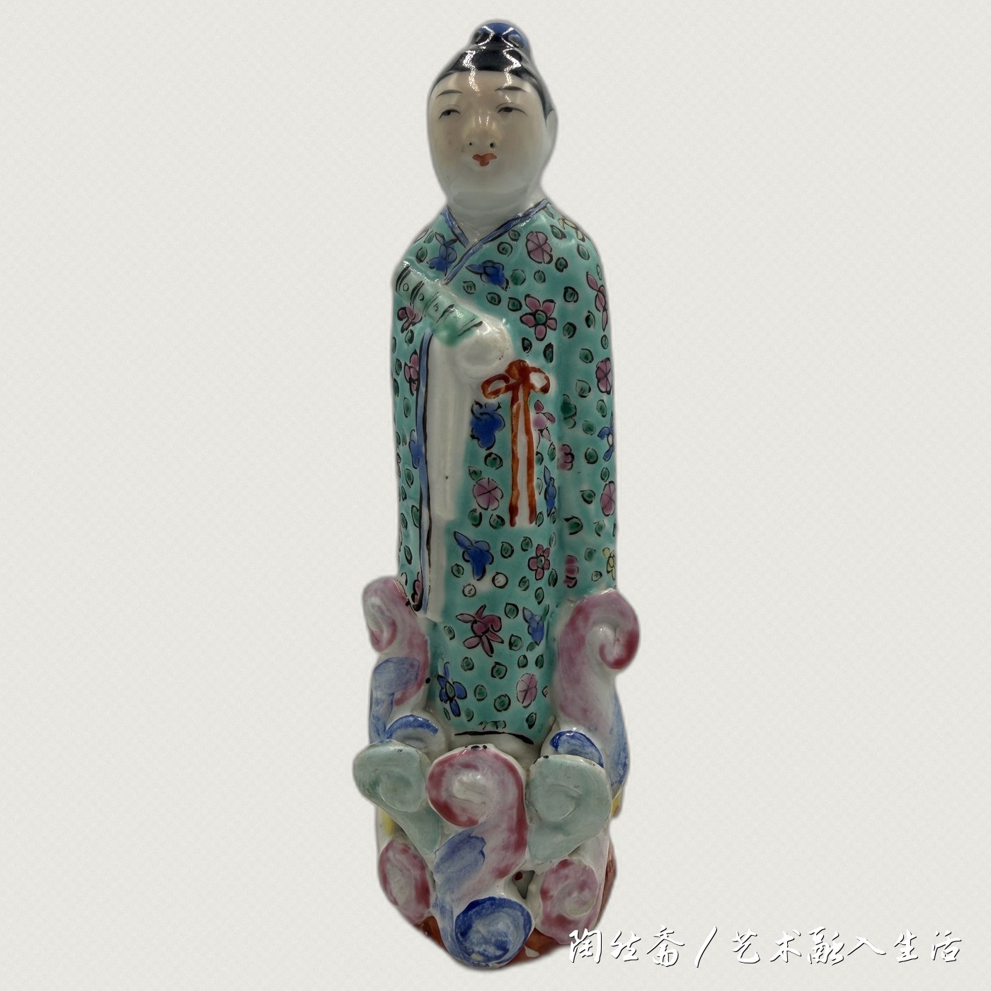 韩湘子造像正面全身,面部、横笛、云座齐全