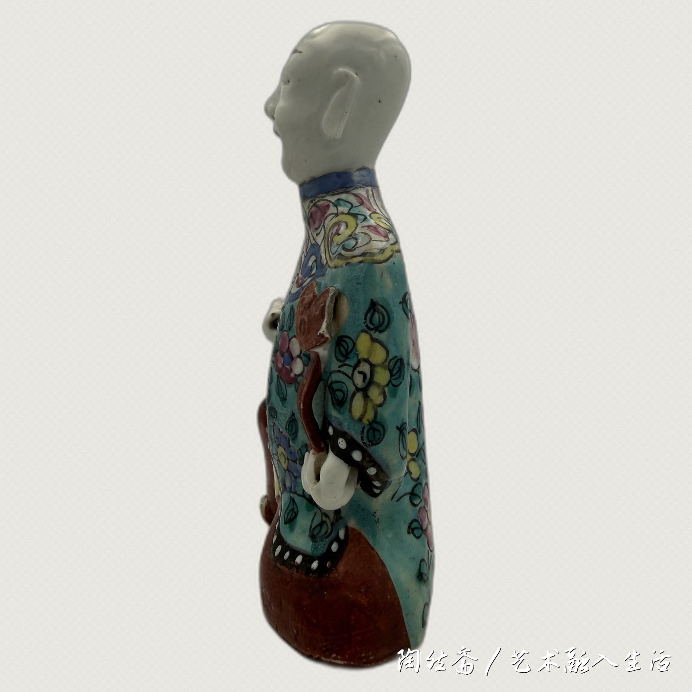阿福童子造像侧面,袍服与矾红座