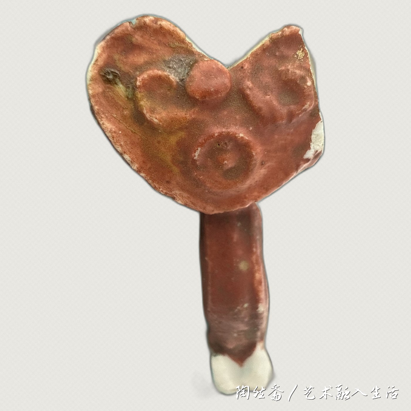 阿福童子造像局部,手持矾红如意