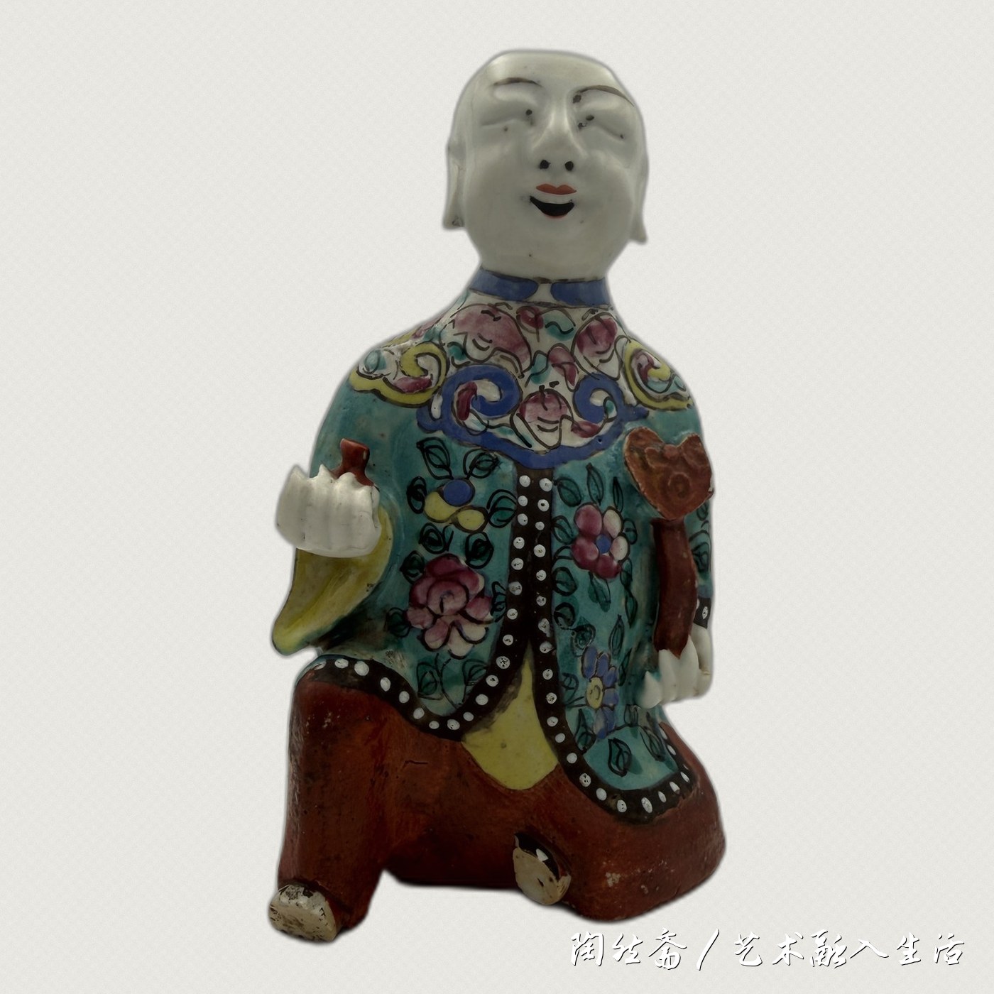 粉彩如意阿福童子造像正面,笑面、花卉袍、如意