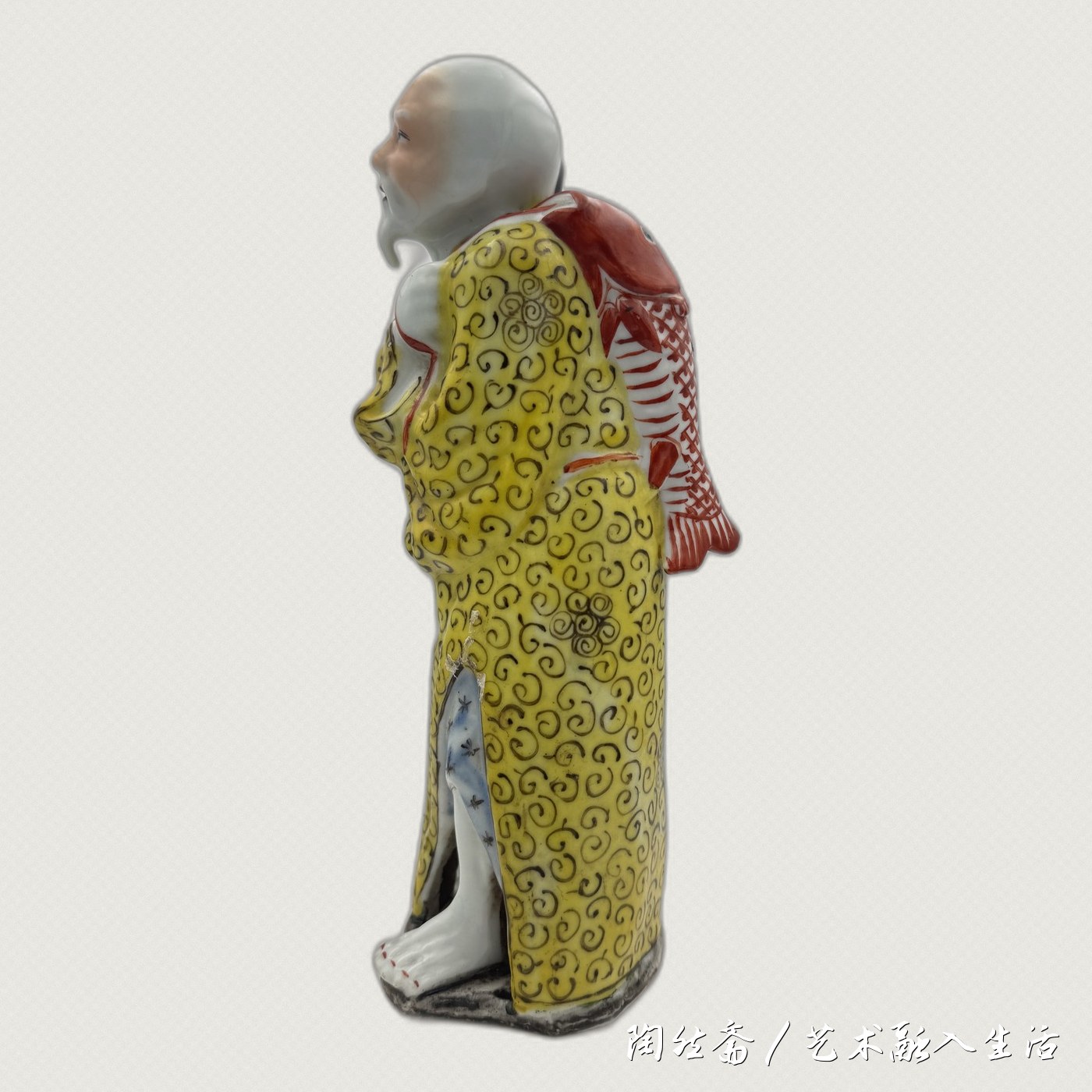 渔翁造像侧面，肩负红鲤