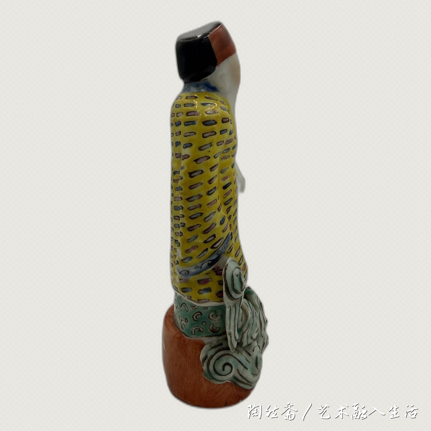张果老造像侧面,脸部侧影、衣纹与底沿矾红